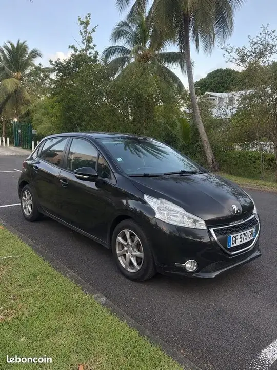 Peugeot 208 2012 photo 2