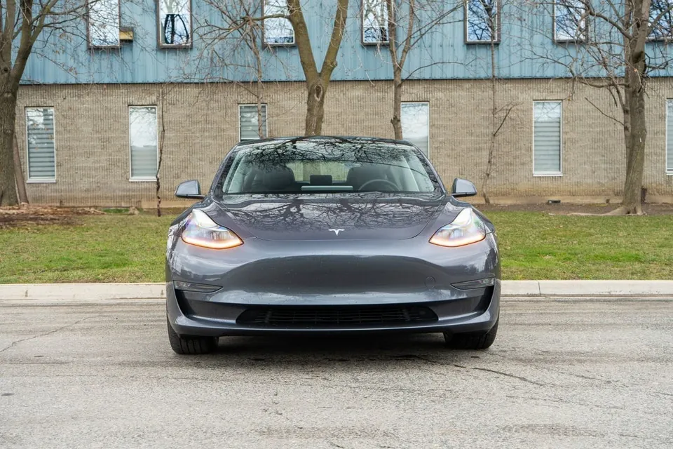 Tesla Model 3 2023 photo 2