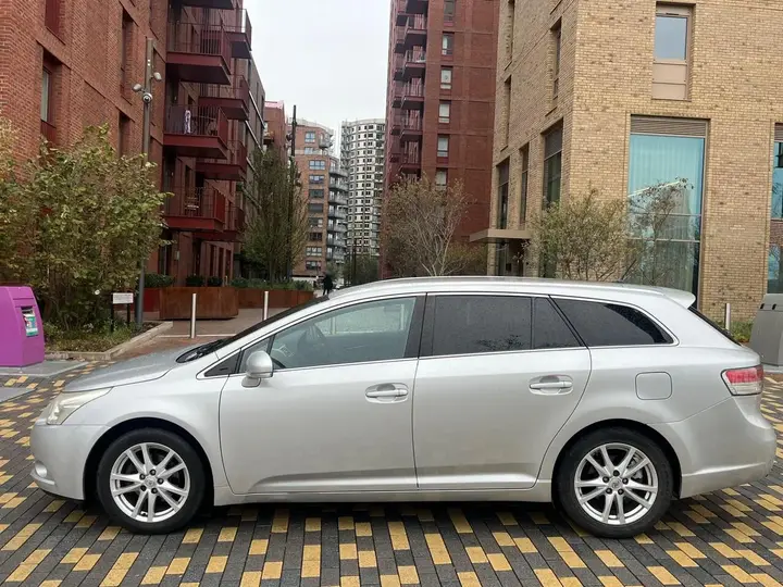 Toyota Avensis 2011 photo 2