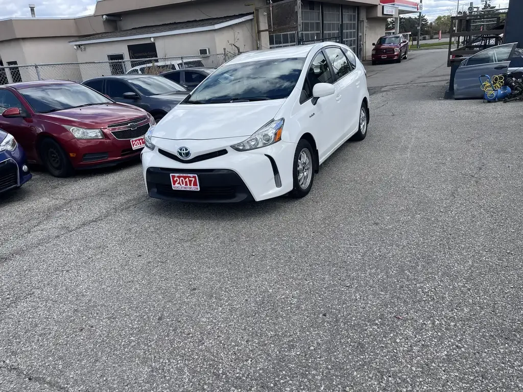 Toyota Prius V 2017 photo 4