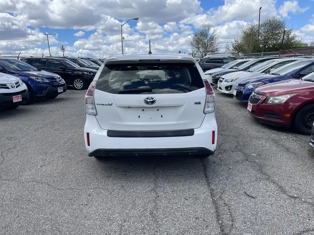 Toyota Prius V 2017 photo 3