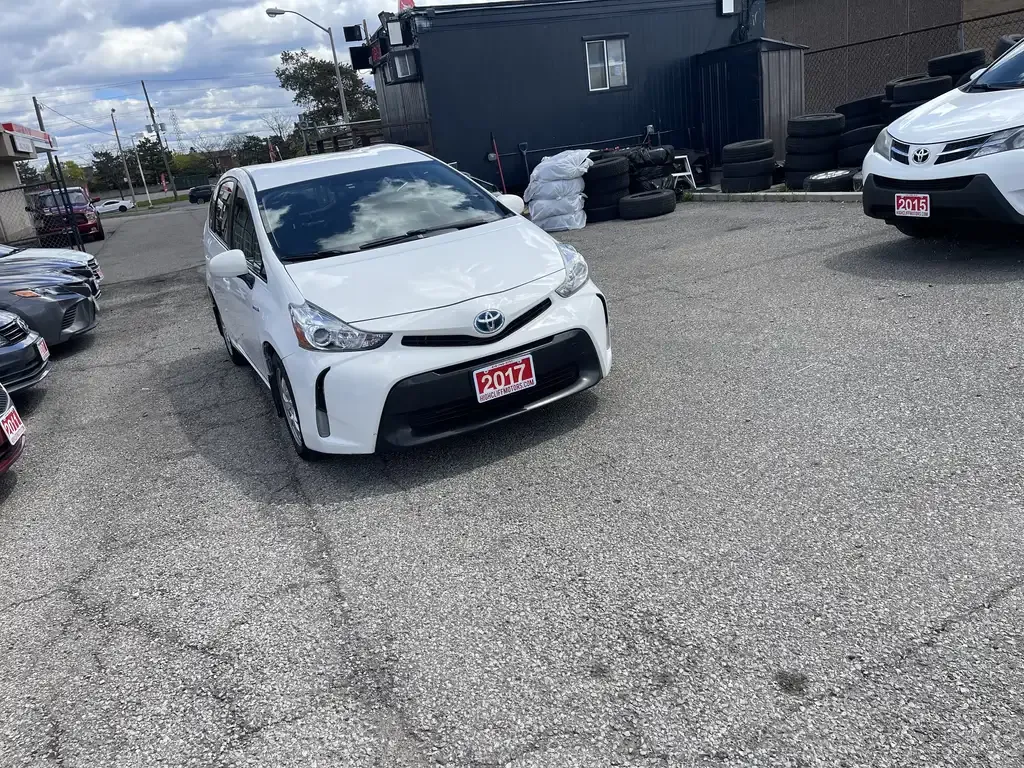 Toyota Prius V 2017 photo 2
