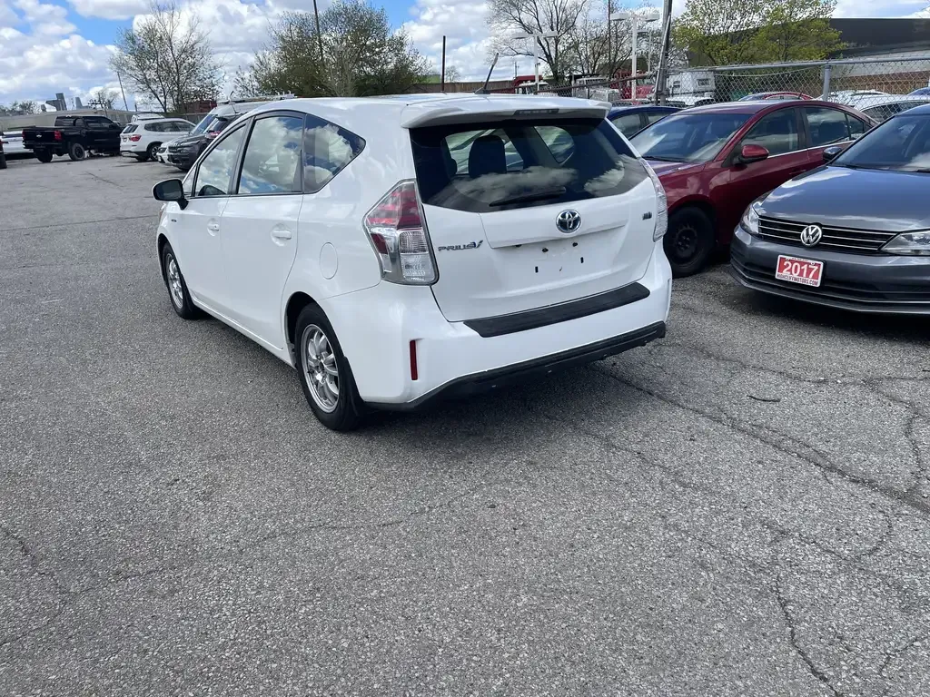 Toyota Prius V 2017 photo 5