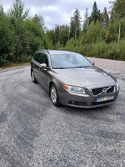 Volvo V70 2010 photo 2