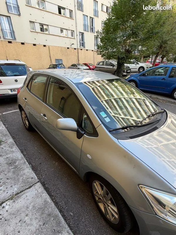 Toyota Auris 2011 photo 2