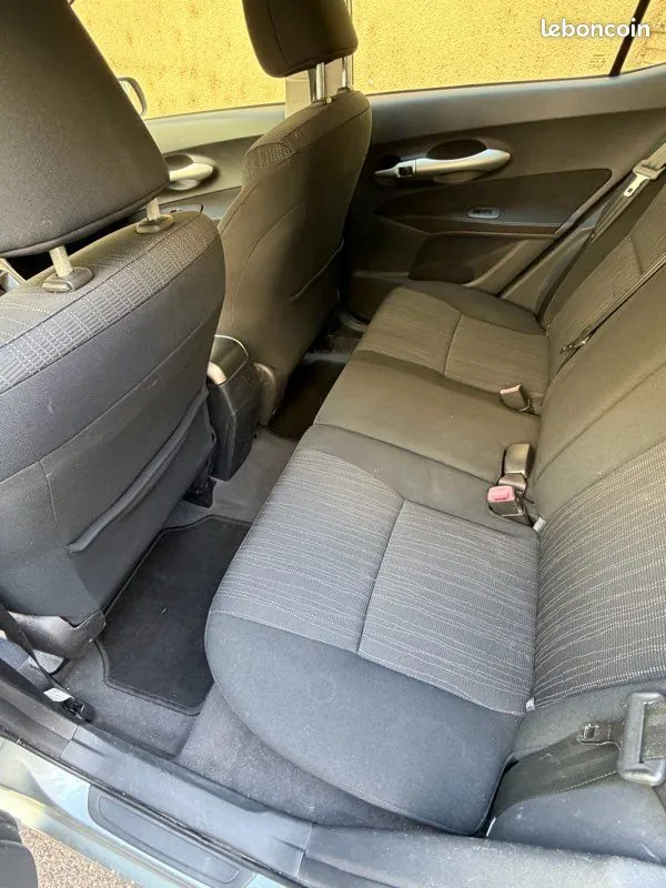 Toyota Auris 2011 photo 5