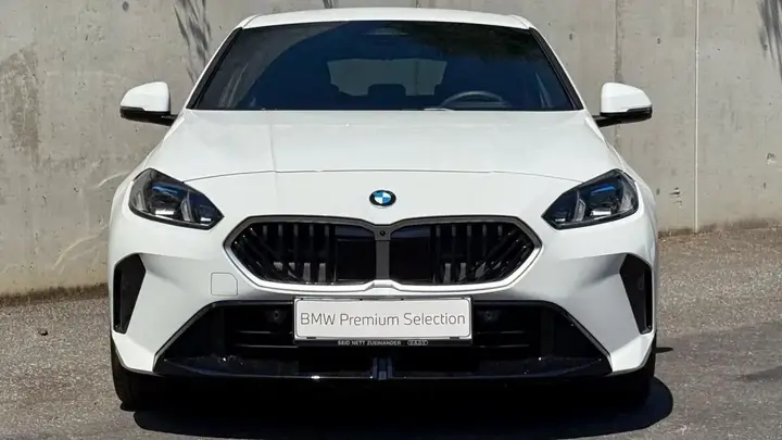 BMW 1 Series 2025 photo 2
