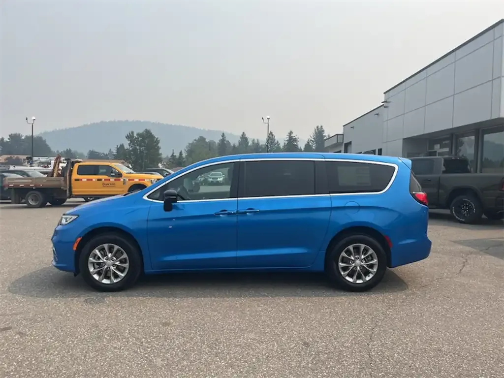 Chrysler Pacifica 2026 photo 2