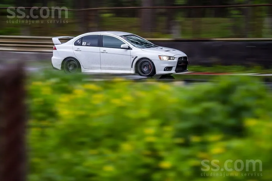 Mitsubishi Lancer Evolution 2010 photo 2