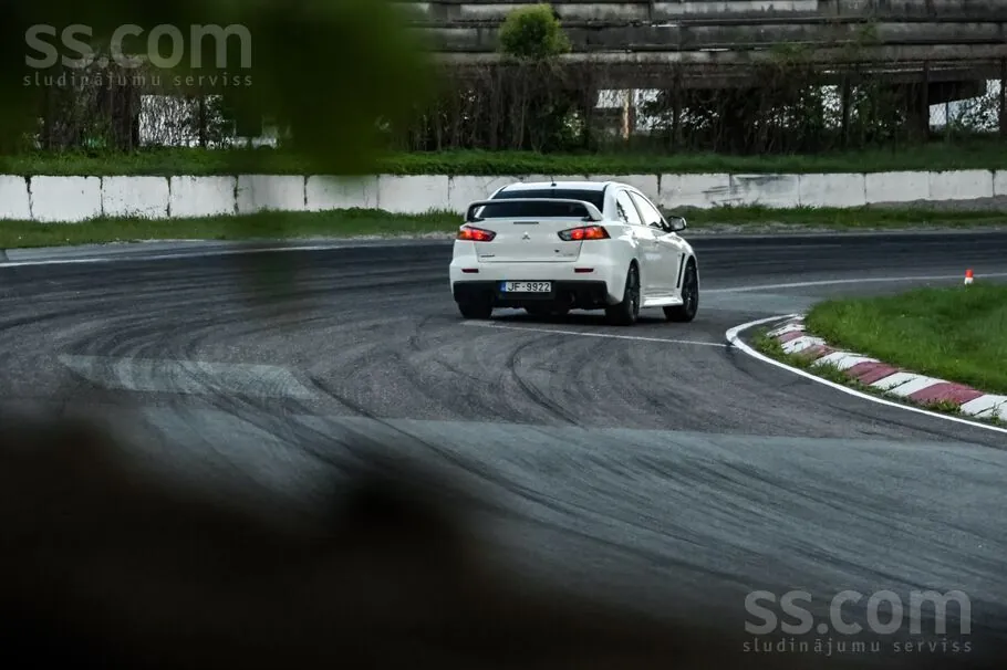 Mitsubishi Lancer Evolution 2010 photo 3