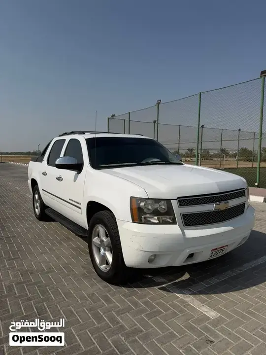 Chevrolet Avalanche 2011 photo 2