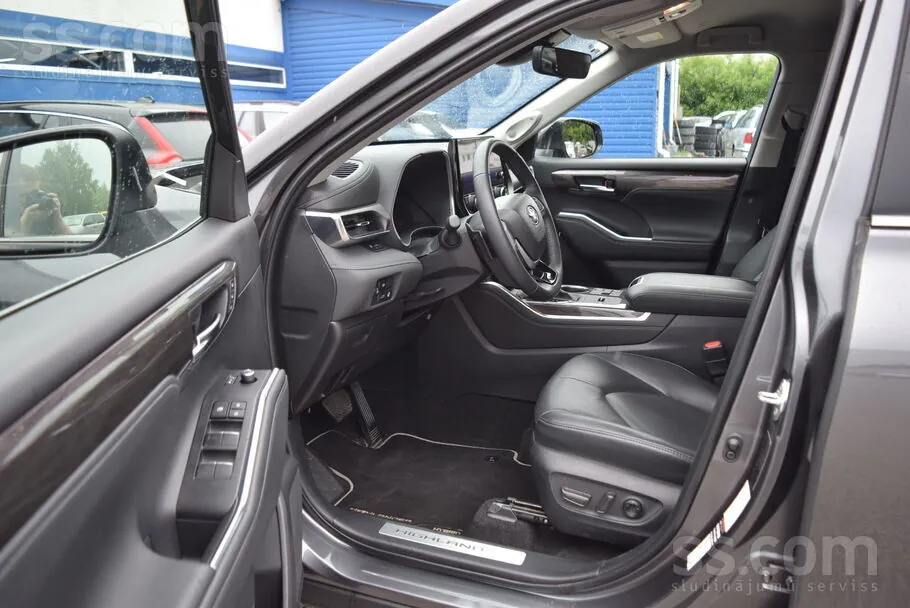 Toyota Highlander 2024 photo 3