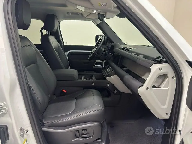 Land Rover Defender 2023 photo 3