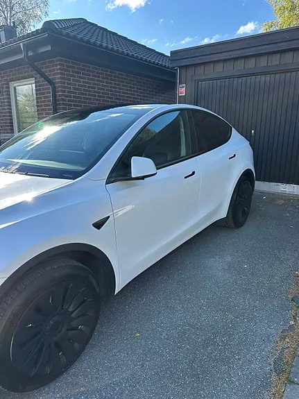 Tesla Model Y 2023 photo 2