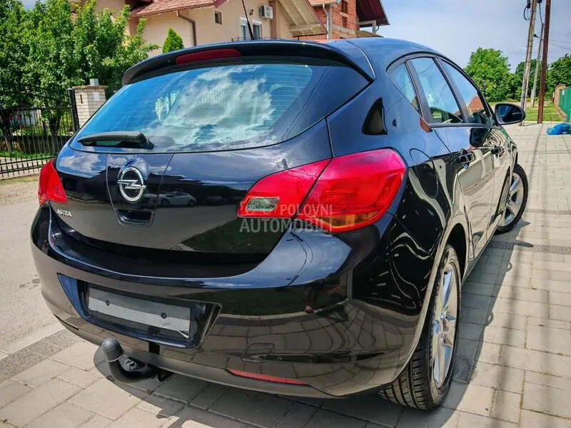 Opel Astra 2010 photo 4