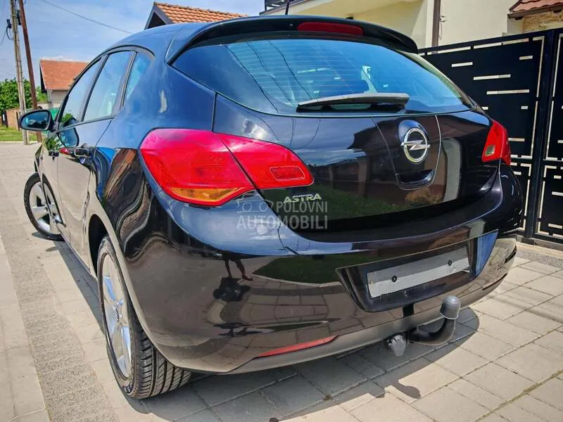 Opel Astra 2010 photo 3