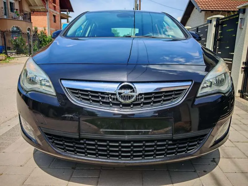 Opel Astra 2010 photo 2