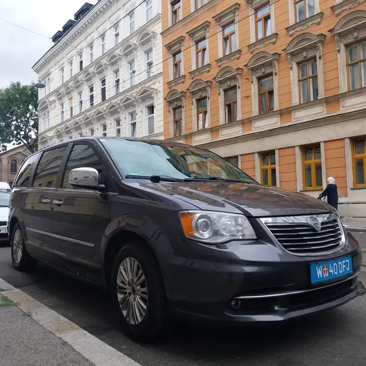 Lancia Voyager 2015 photo 2