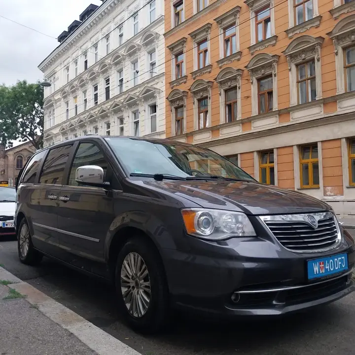 Lancia Voyager 2015 photo 3