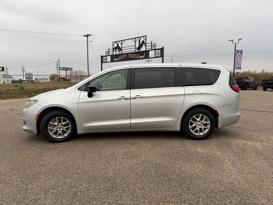 Chrysler Grand Caravan 2024 photo 3