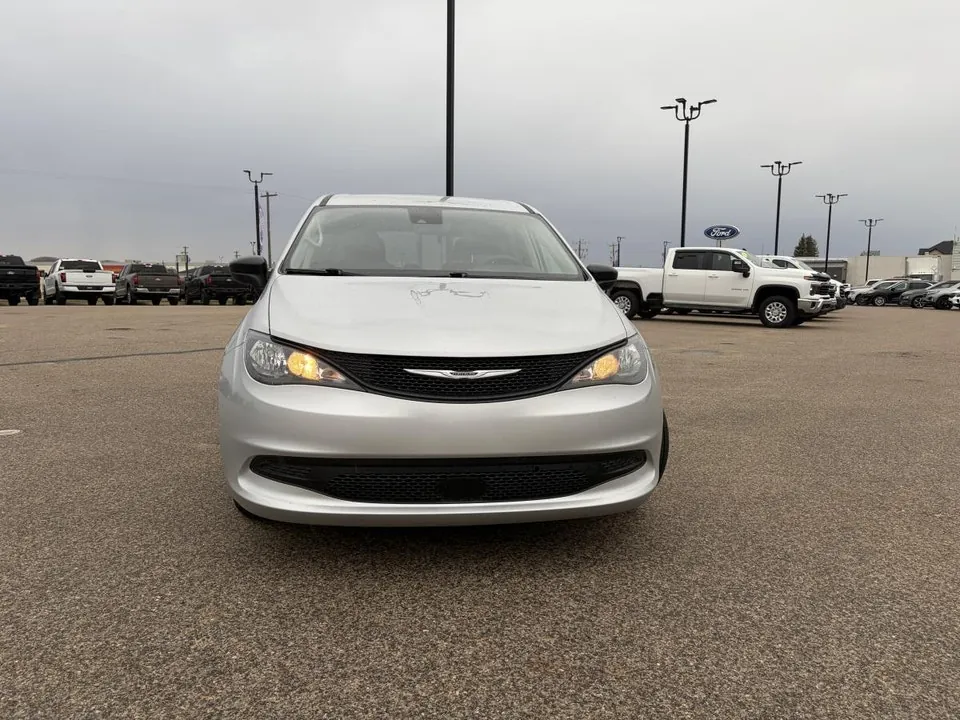 Chrysler Grand Caravan 2024 photo 2