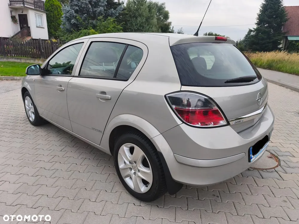 Opel Astra 2011 photo 3