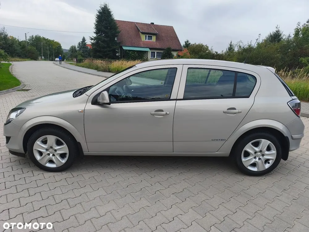 Opel Astra 2011 photo 2