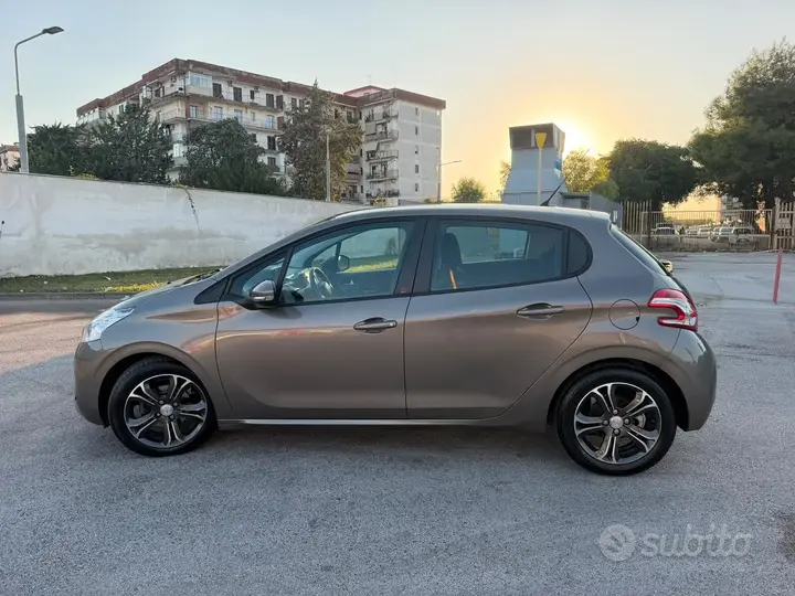 Peugeot 208 2015 photo 3