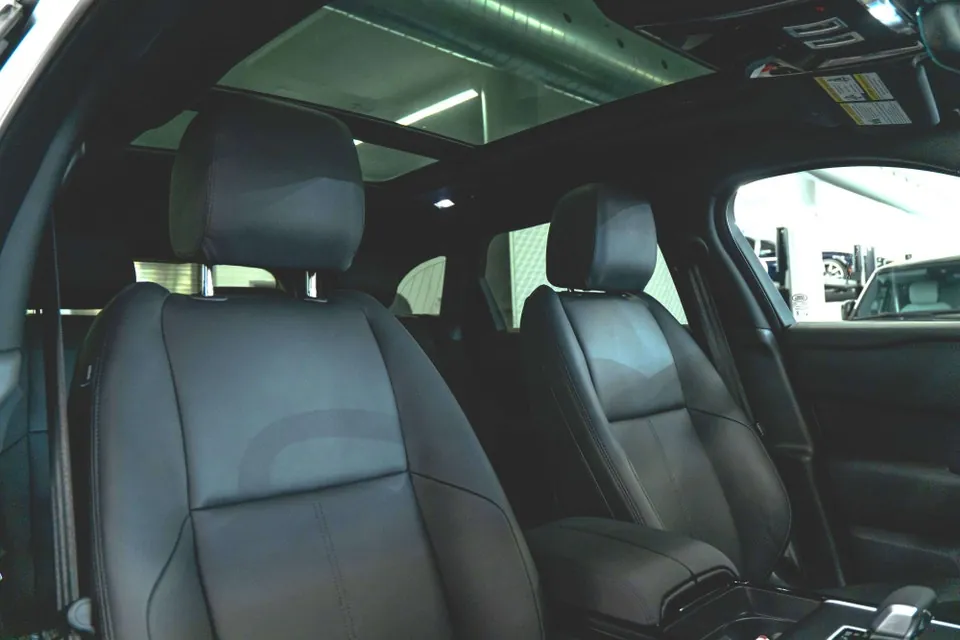Land Rover Range Rover Velar 2026 photo 3