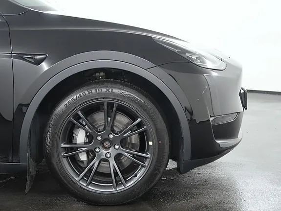 Tesla Model Y 2025 photo 4