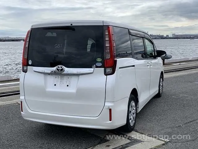 Toyota Noah 2015 photo 4