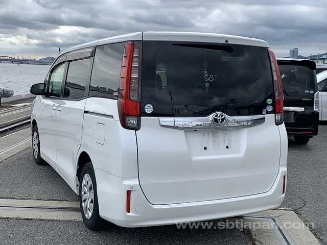 Toyota Noah 2015 photo 3