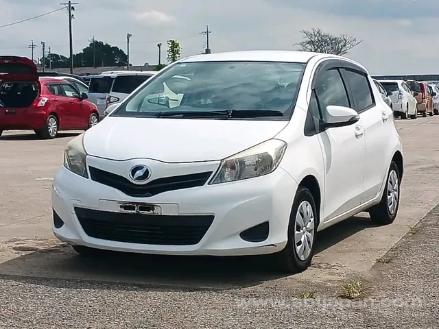 Toyota Vitz F 2014 photo 3