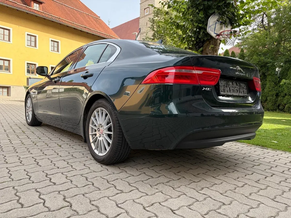 Jaguar Xe 2015 photo 2