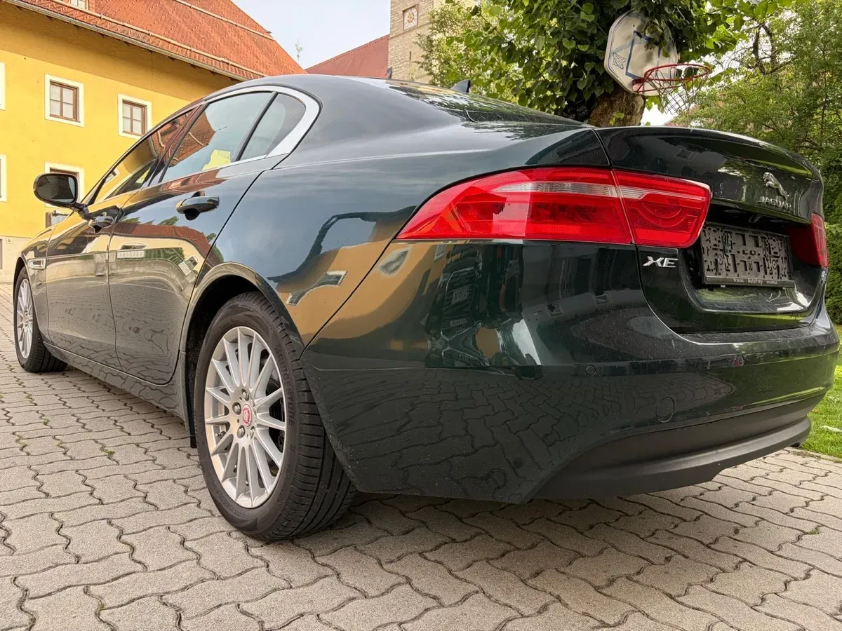 Jaguar Xe 2015 photo 3