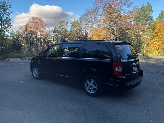 Chrysler Town & Country 2010 photo 2