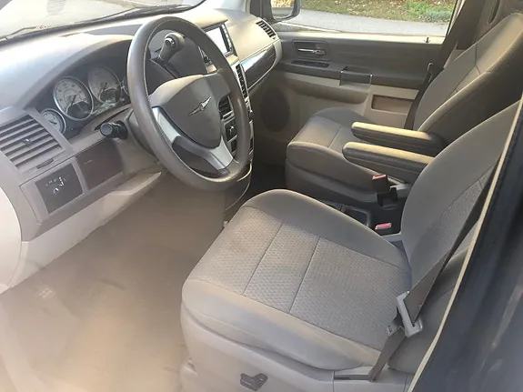 Chrysler Town & Country 2010 photo 5