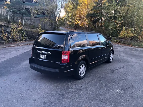 Chrysler Town & Country 2010 photo 3