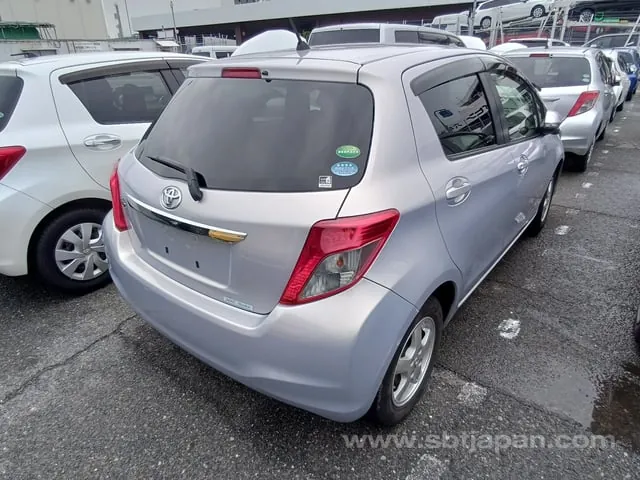 Toyota Vitz 2013 photo 4