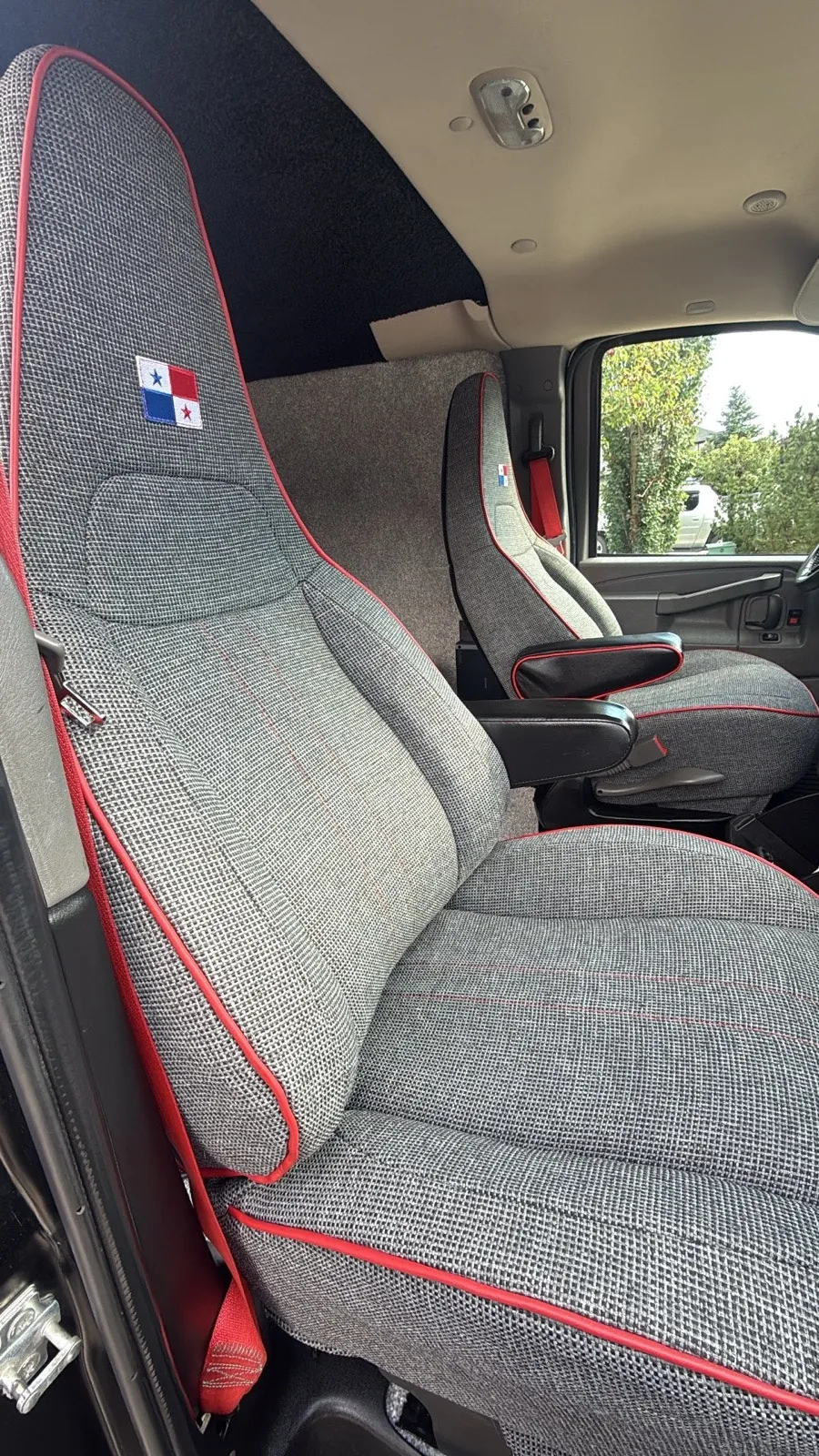 GMC Savana 2017 photo 2
