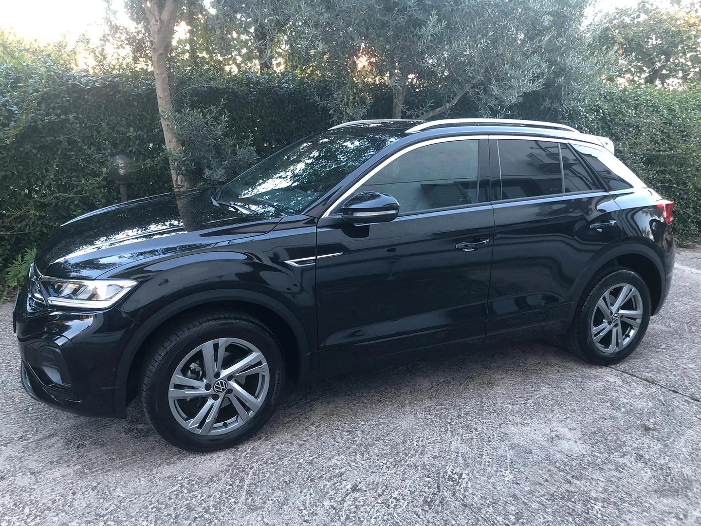 Volkswagen T-Roc 2023 photo 2