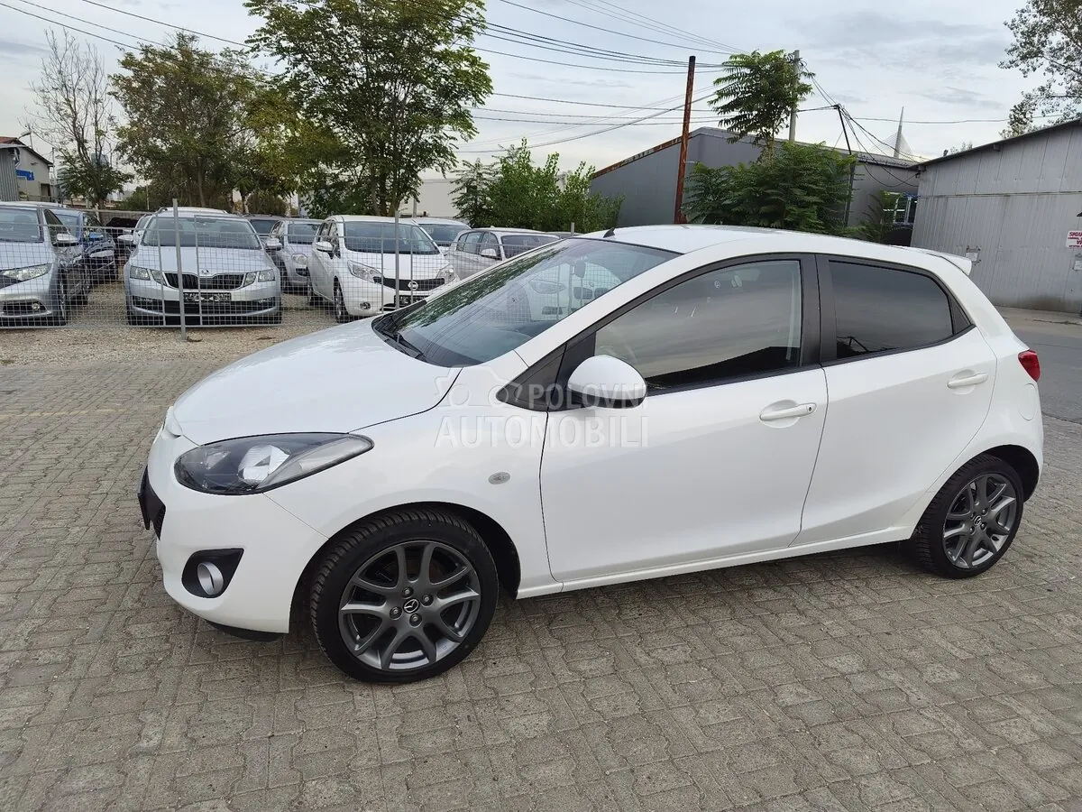 Mazda 2 2012 photo 2