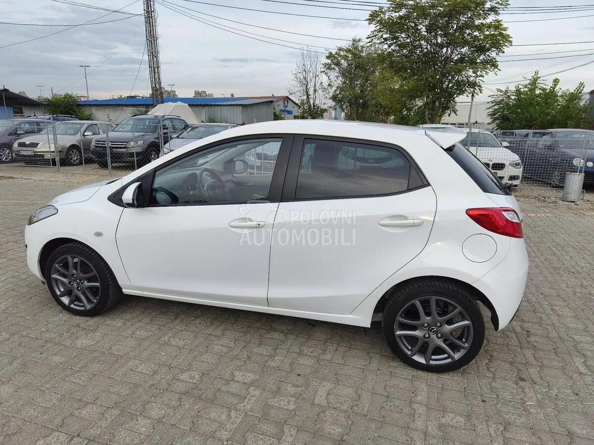 Mazda 2 2012 photo 5