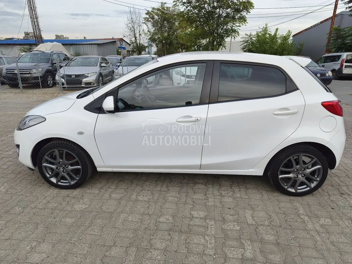 Mazda 2 2012 photo 4