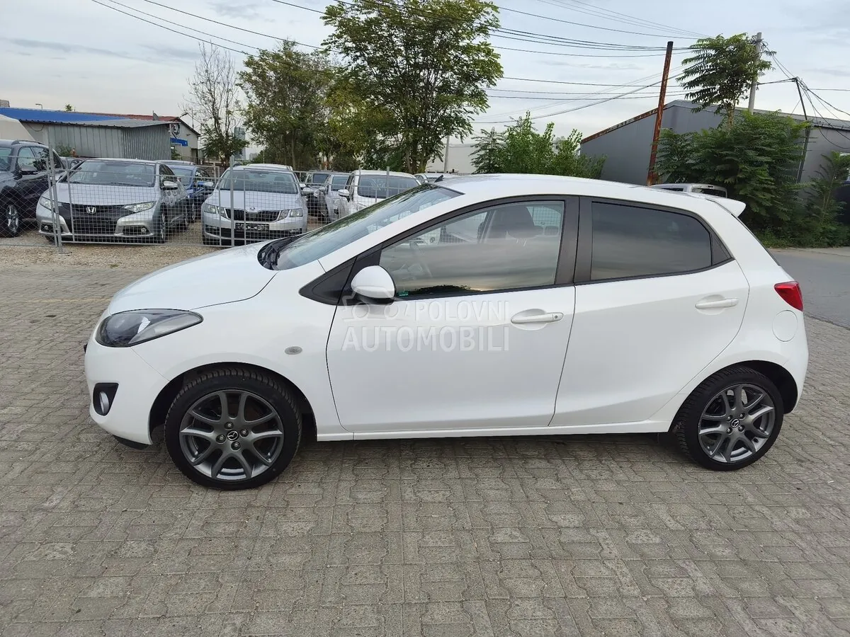 Mazda 2 2012 photo 3