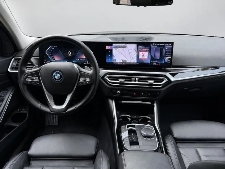 BMW 3 Series 2023 photo 2