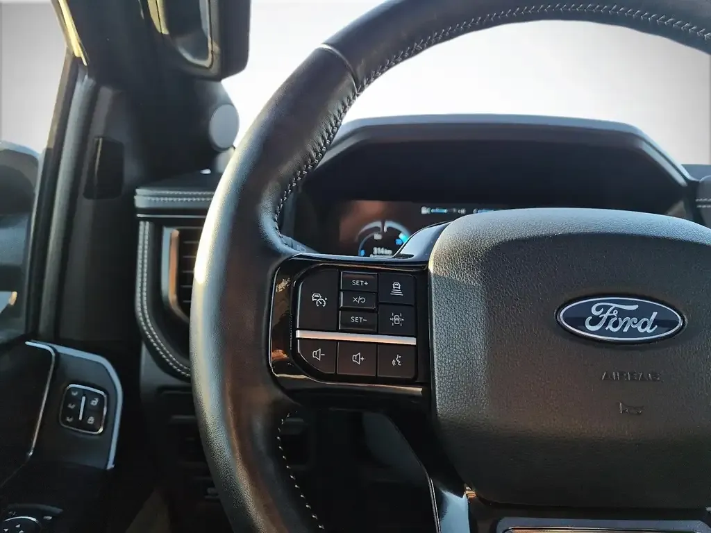 Ford F-150 Lightning 2025 photo 4