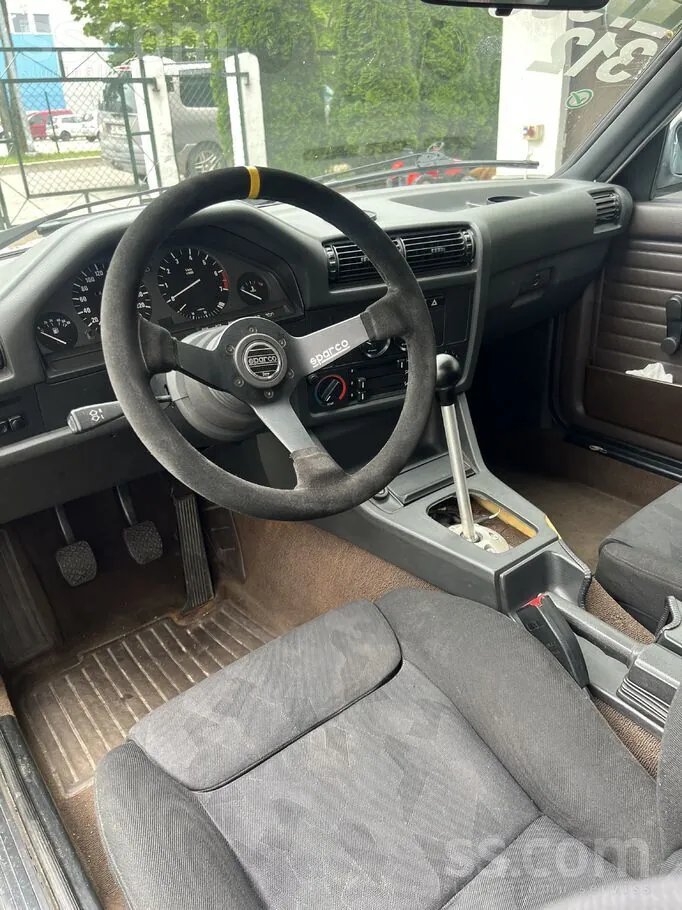BMW E30 1988 photo 3
