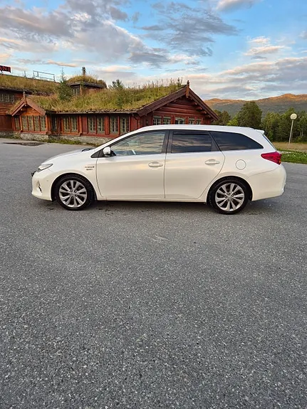 Toyota Auris 2014 photo 2