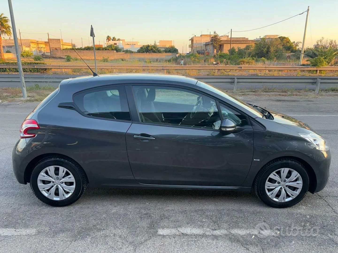 Peugeot 208 2015 photo 4